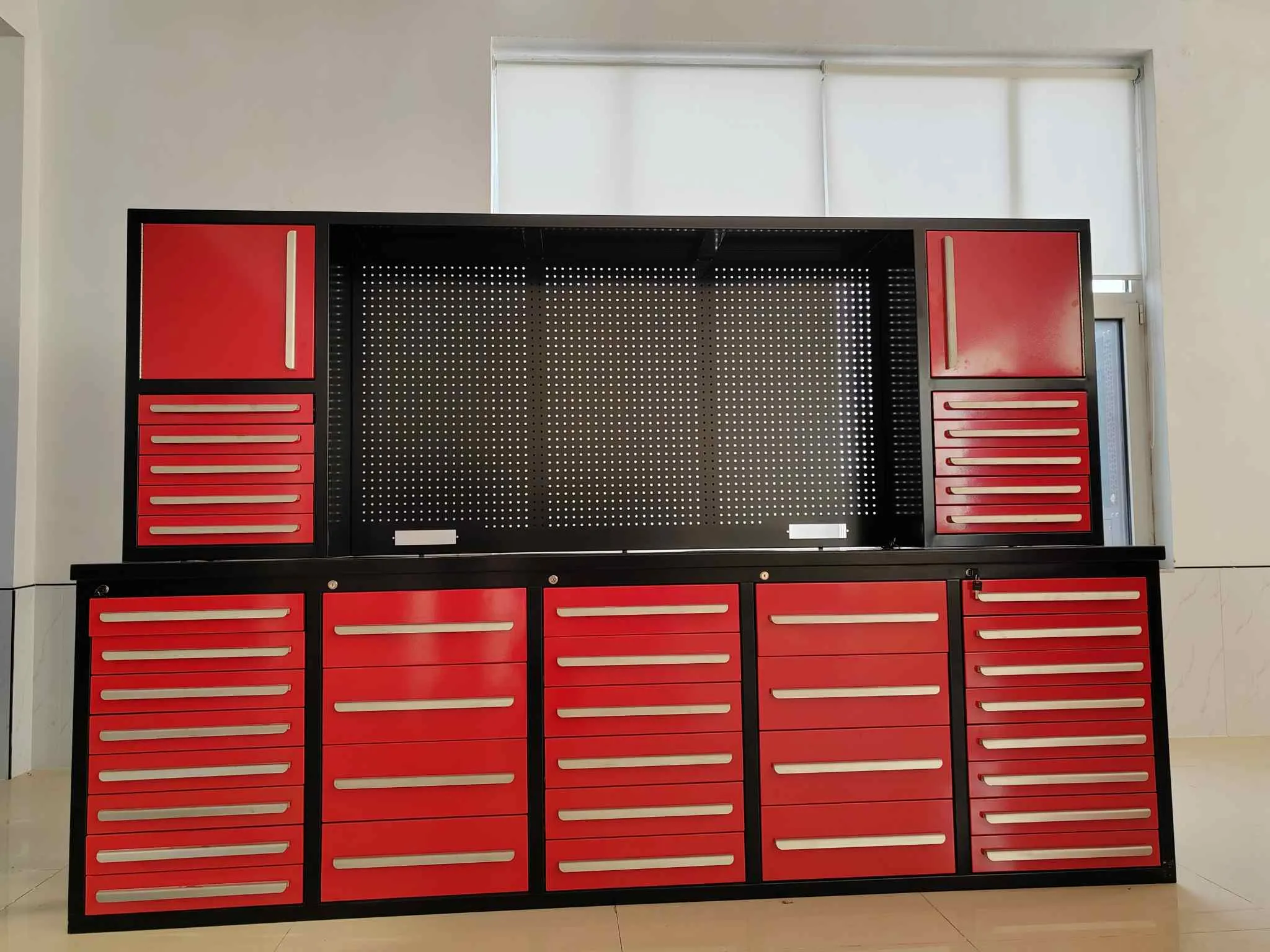 Κόκκινος πάγκος εργασίας